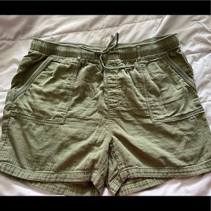 Old Navy army green cotton shorts XL